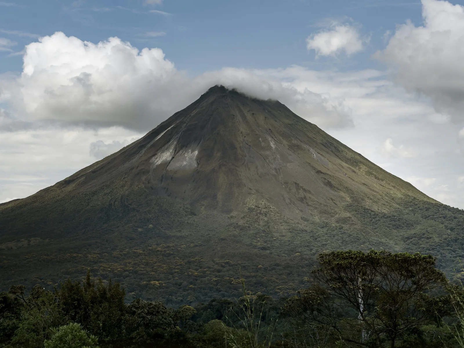 Volcán Arenal y bosque tropical